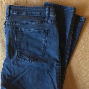 Mid-rise, slim-fit Jeans